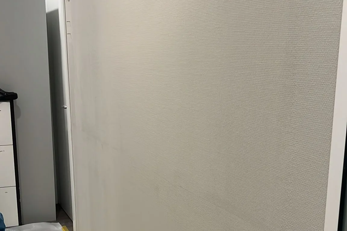 Fertig gespachtelte Wandfläche vor dem Endanstrich