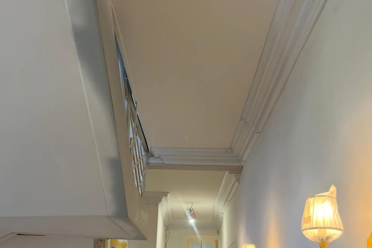 Sanierter Flur mit historischen Wandleuchten