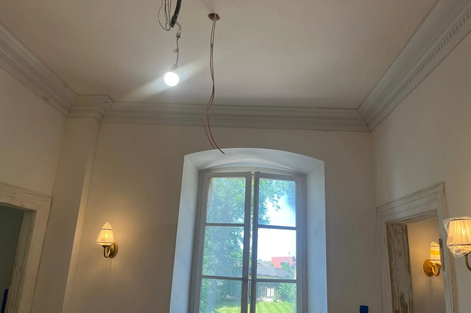 Instandgesetzte Decke und Fensterlaibung