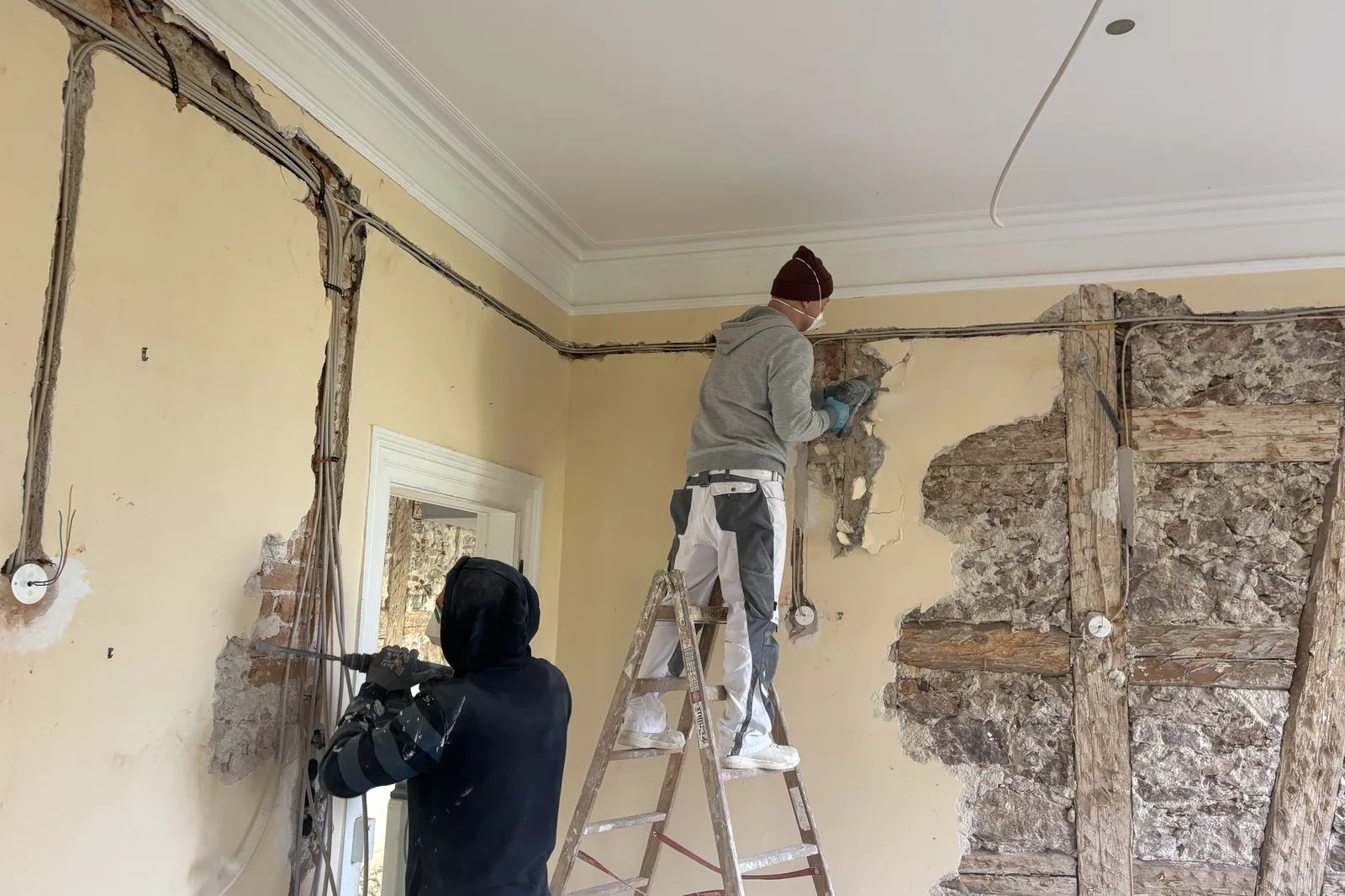 Zwei Mitarbeiter beim Rückbau